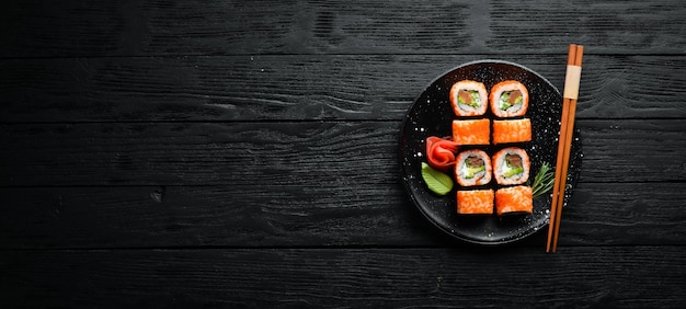 Sushi com caviar, abacate e salmão cozinha asiática vista superior espaço livre para o seu texto