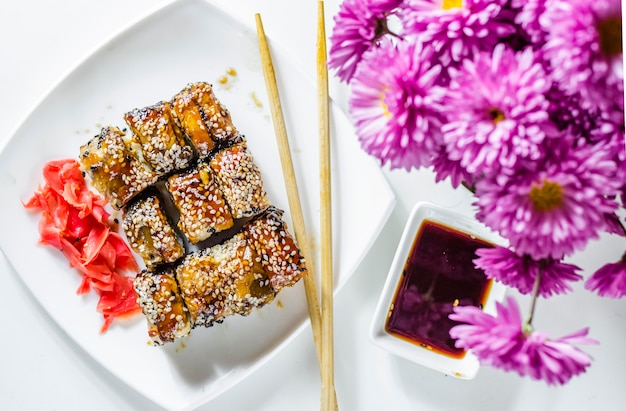 Sushi com comida japonesa deliciosa em um prato