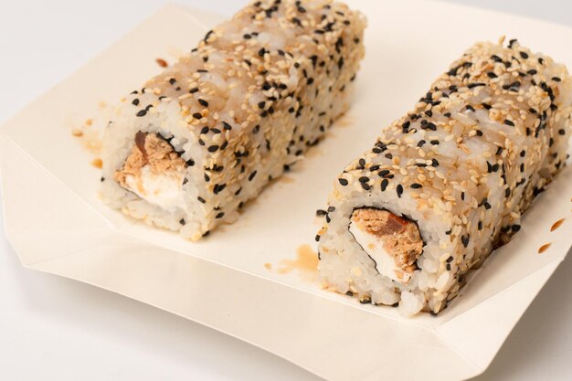 Sushi com cream cheese e atum isolado no fundo branco