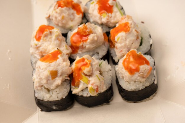 Sushi com cream cheese isolado no fundo branco