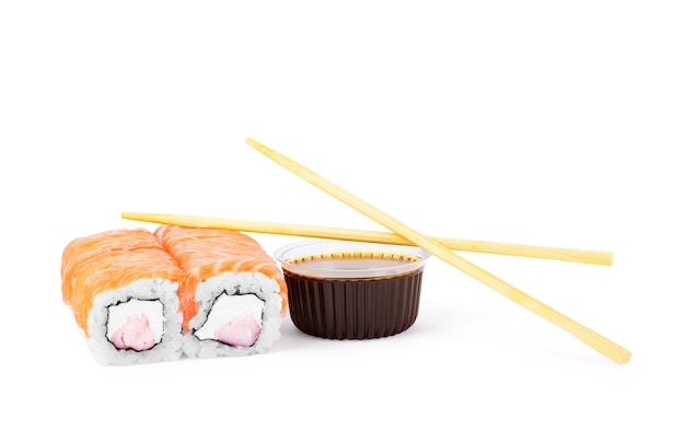 Sushi com molho de soja e tiras em fundo branco