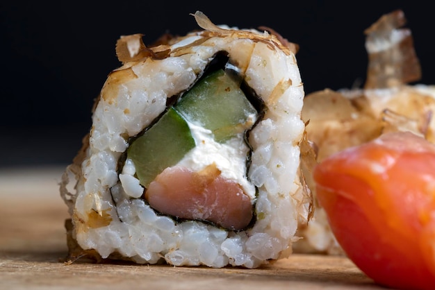 Sushi com peixe e arroz salgados vermelhos