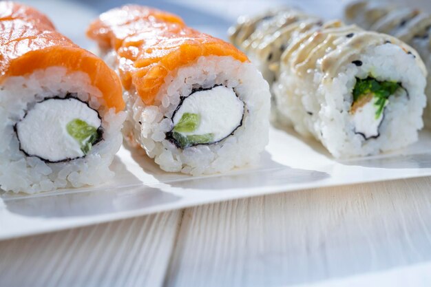 Sushi com peixe vermelho. Sushi delicioso. Sushi japonês