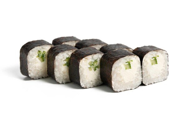sushi com queijo e pepino em um fundo branco
