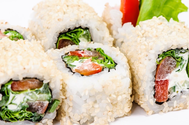 Sushi com salada leawes e páprica
