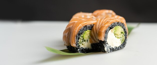 sushi com salmão e abacate.