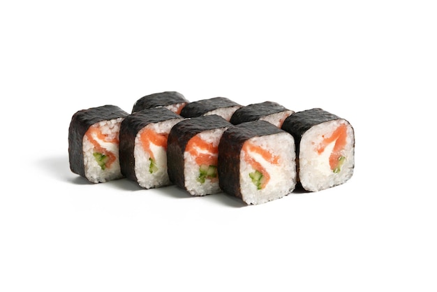 sushi com salmão e pepino