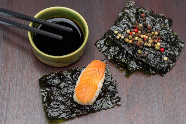 Sushi com salmão em folha de nori Pimenta da Jamaica em folha de nori