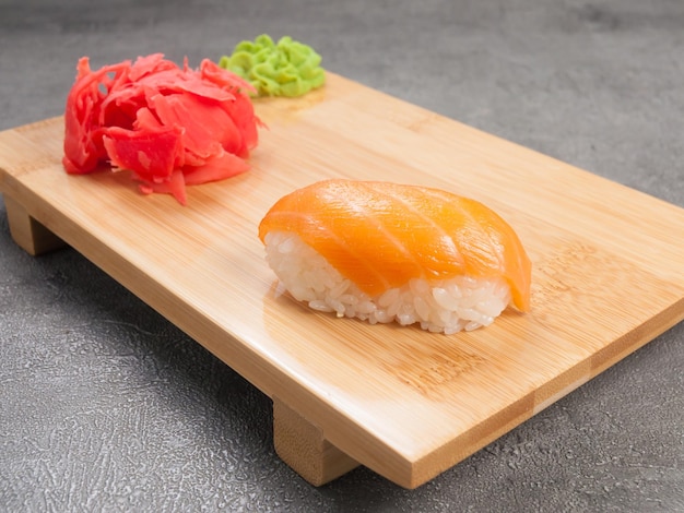 Sushi com salmão em uma tábua de madeira