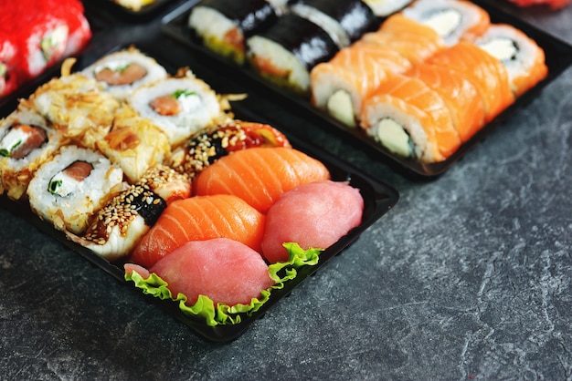 Sushi com salmão, queijo de pasta mole, atum, enguia defumada