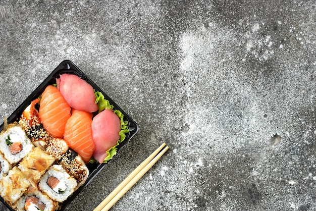 Foto sushi com salmão, queijo de pasta mole, atum, enguia defumada