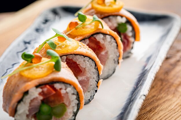 Foto sushi com sementes de gergelim, close-up