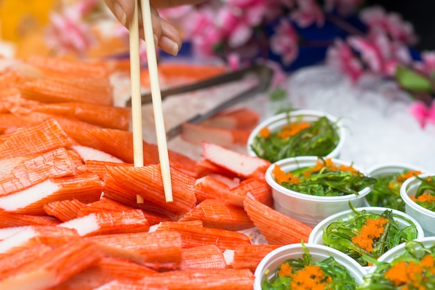 sushi, comida japonesa en el plato se preparan para la fiesta