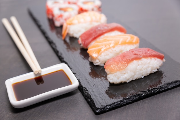 Sushi, una comida típica japonesa preparada con una base de arroz y varios pescados crudos.