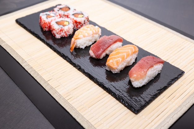 Sushi, una comida típica japonesa preparada con una base de arroz y varios pescados crudos.
