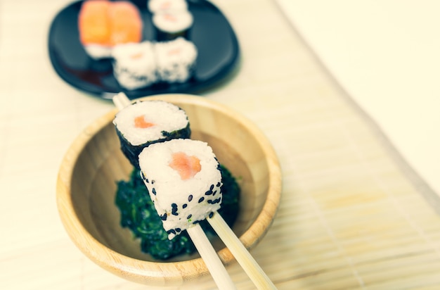 Sushi, una comida típica japonesa preparada con una base de arroz y varios pescados crudos.