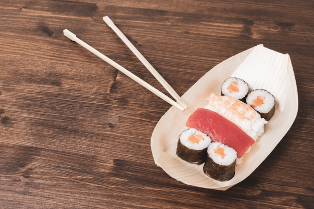 Sushi, una comida típica japonesa preparada con una base de arroz y varios pescados crudos.