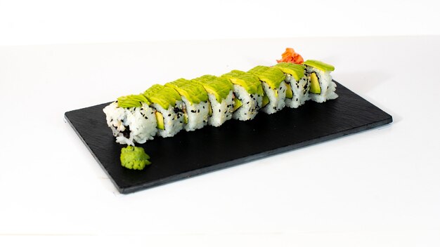 Sushi con aguacate y wasabi