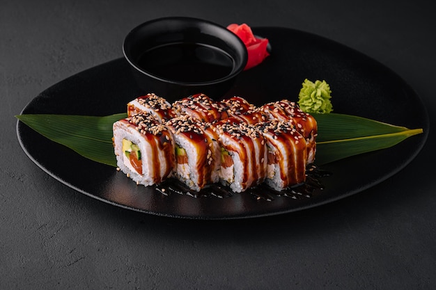 Sushi conjunto canadá roll com salmão