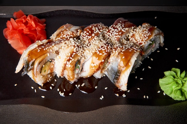 Sushi conjunto com wasabi e gengibre em uma bandeja.