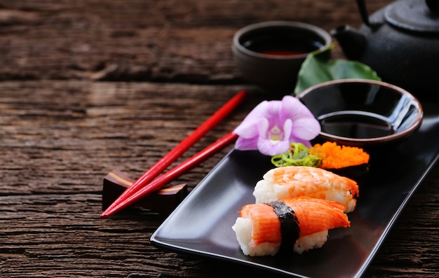 Sushi conjunto de comida japonesa oriental