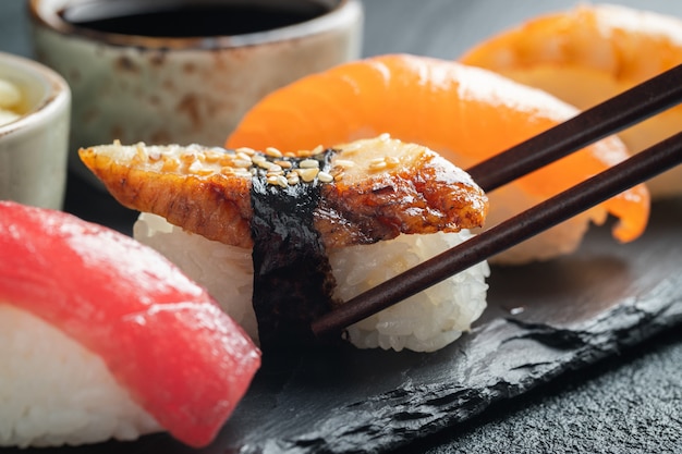 Sushi conjunto de salmão, atum e enguia defumada.