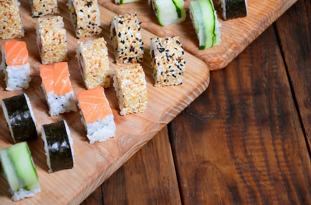 Sushi conjunto de um número de rolos está localizado em uma tábua de madeira