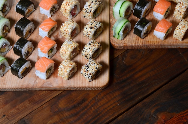 Sushi conjunto de um número de rolos está localizado em uma tábua de madeira