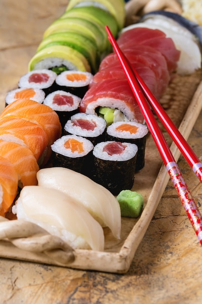 Sushi conjunto nigiri e rolos