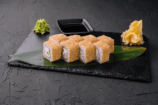 Sushi cozinha tradicional japonesa deliciosa uramaki na placa decorada