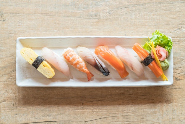 Sushi cru e fresco do nigiri na placa branca