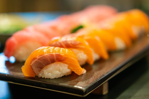 Sushi crudo de salmón fresco en la placa - estilo de comida japonesa