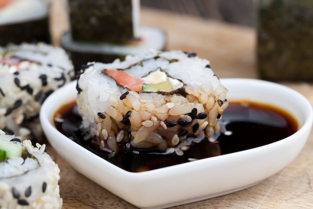 sushi de arroz e truta