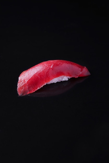 Sushi de atum em fundo escuro