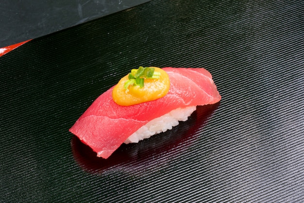 sushi de atum fresco