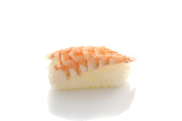 Sushi de camarão isolado no branco