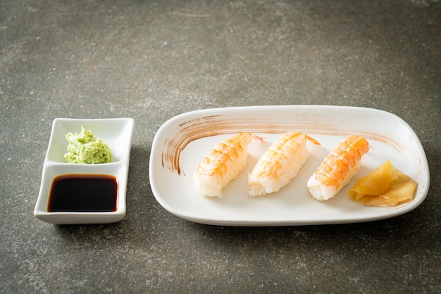 Sushi de camarão ou ebi nigiri sushi - comida japonesa