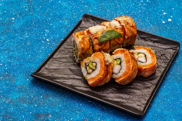 Sushi de camarão tigre grelhado. Rolo japonês ou coreano com diferentes ingredientes frescos. Fundo náutico