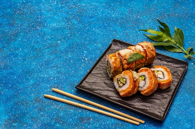 Sushi de camarão tigre grelhado. Rolo japonês ou coreano com diferentes ingredientes frescos. Fundo náutico
