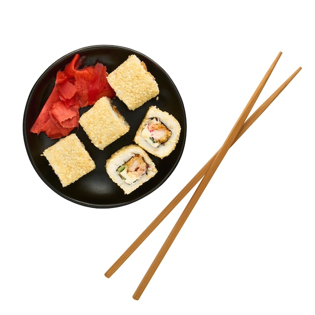 Sushi de comida japonesa rola gengibre e pauzinhos isolados em fundo branco plano