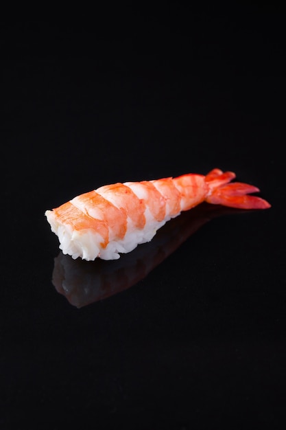 Sushi de kuruma ebi em fundo escuro