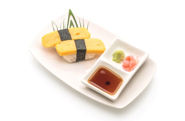 sushi de nigiri de ovo doce - estilo de comida japonesa