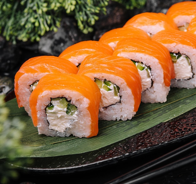 Foto sushi de salmão com arroz na chapa preta