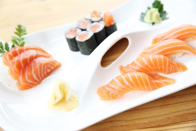 Sushi de salmão com comida japonesa em fundo de madeira