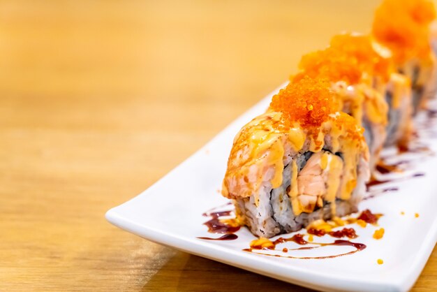 Sushi de salmão com queijo