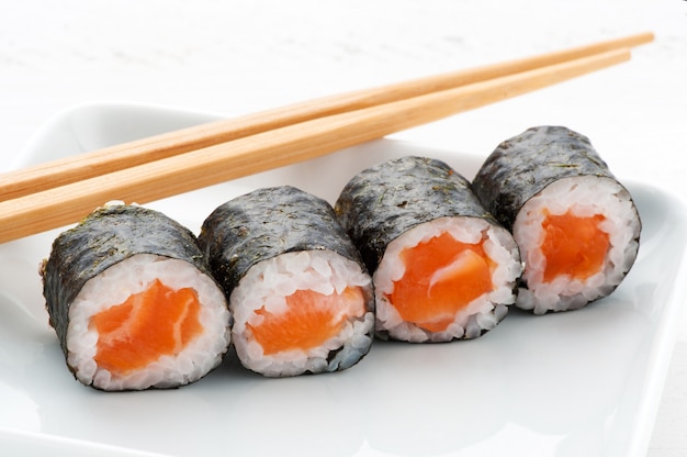 Sushi de salmão de quatro Hosomaki