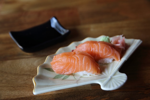 Sushi de salmão em fundo de madeira