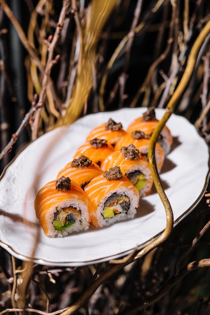 Sushi de salmão gourmet com trufas num prato elegante