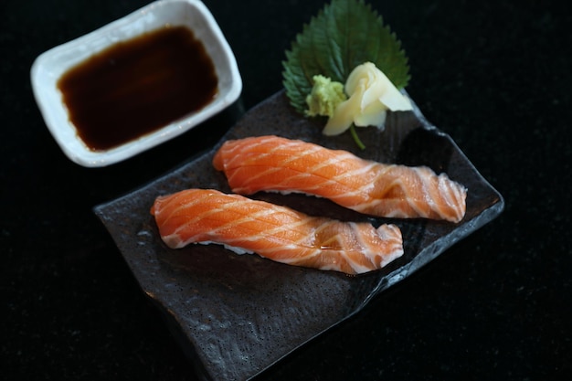 Sushi de salmão na comida japonesa de chapa preta