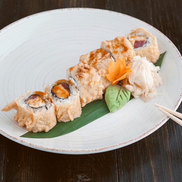 Sushi delicioso hecho a mano. Comida tradicional japonesa